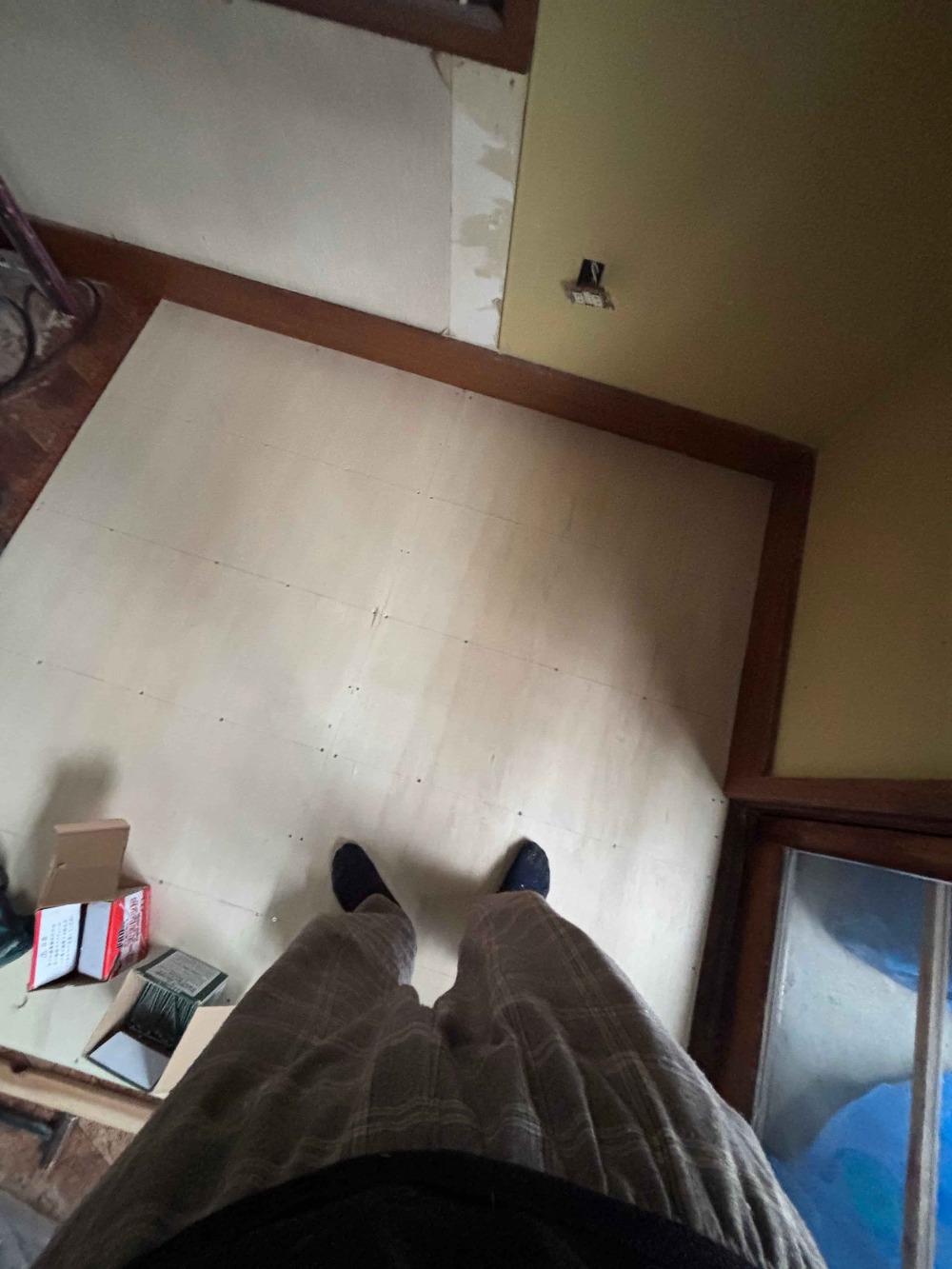 押し入れが終わり、床を行いました