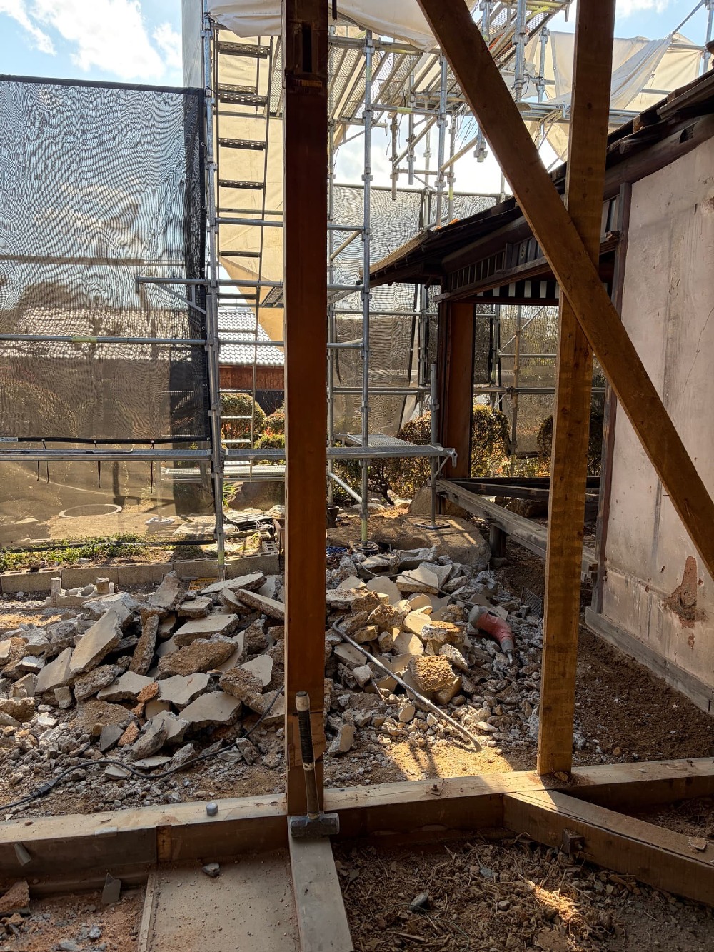 解体工事も大詰め 土間の斫り工事に取り掛かっています