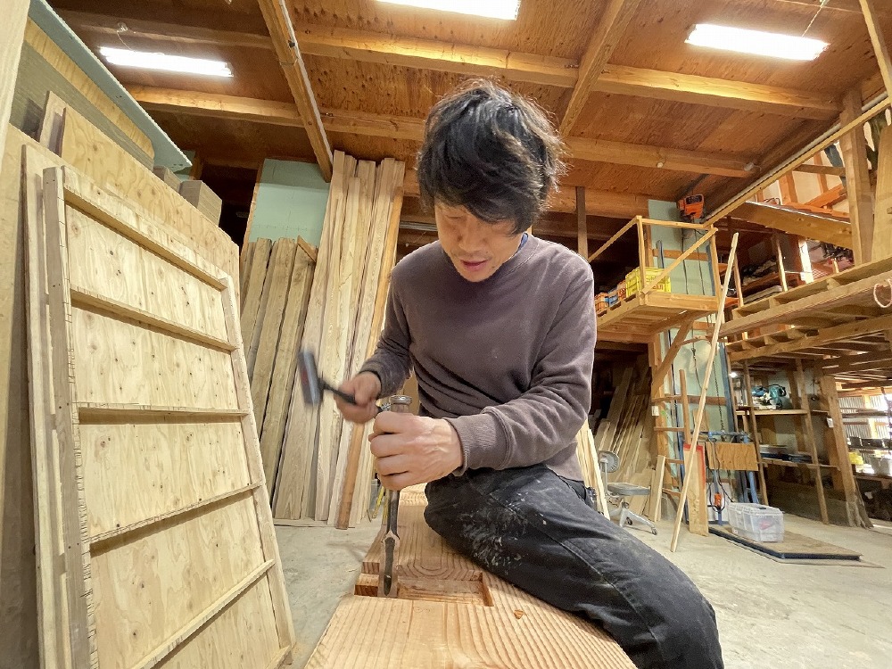 工場で作業する寺やん。墨付けが終わり、刻み作業をしています。 近日中に建て込みます（白井）