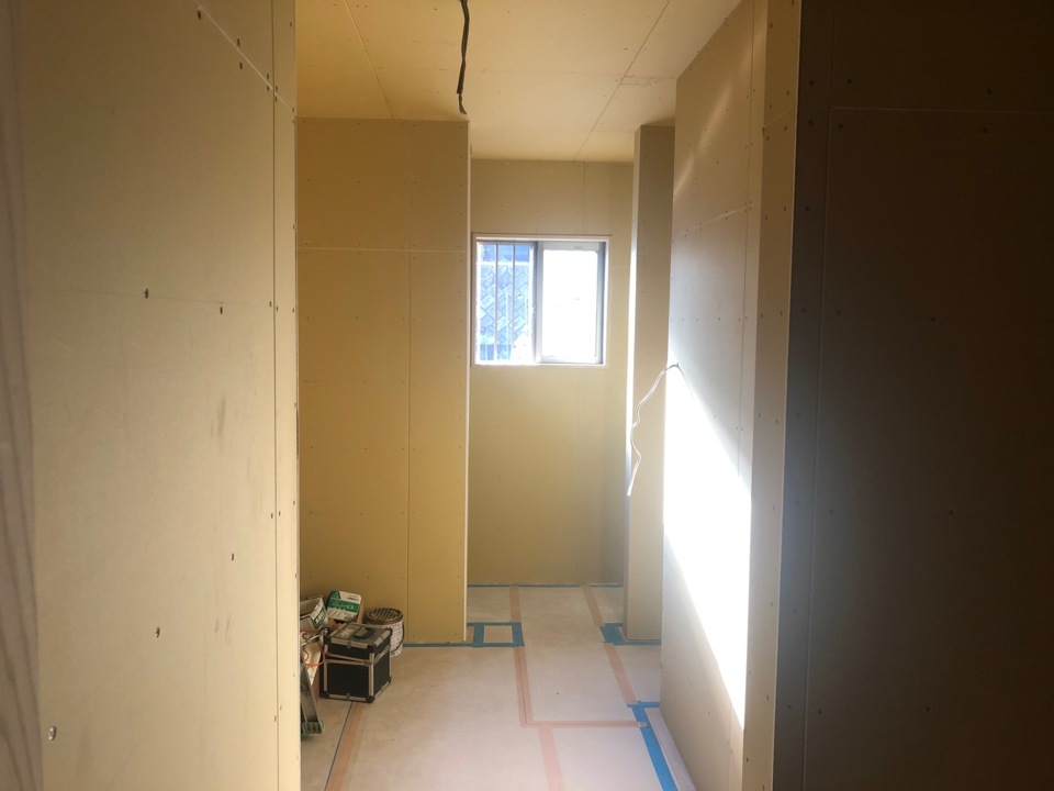 プラスターボード施工中です