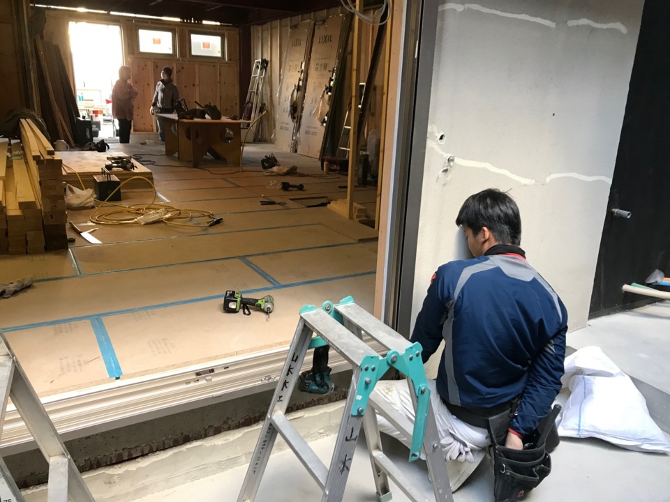  玄関庇屋根下地をつくっています