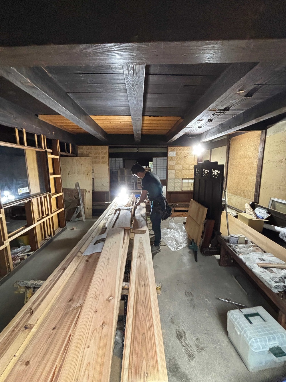 杉の厚板（30mm）を貼り込んでいく山ちゃん