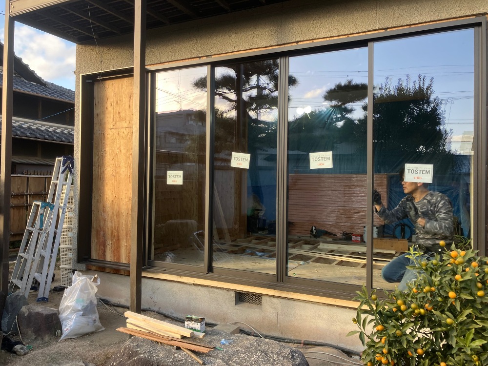 掃き出しサッシの取り付けを行いました。