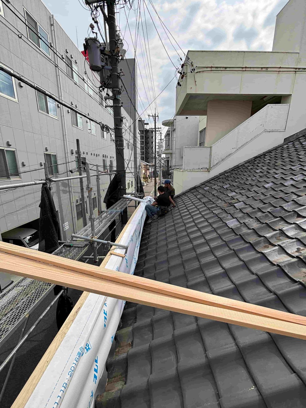 本格的に工事開始しました。  雨漏りしているパラペット部の壁を解体。  納まりの打合せをする山ちゃんと山口君です。