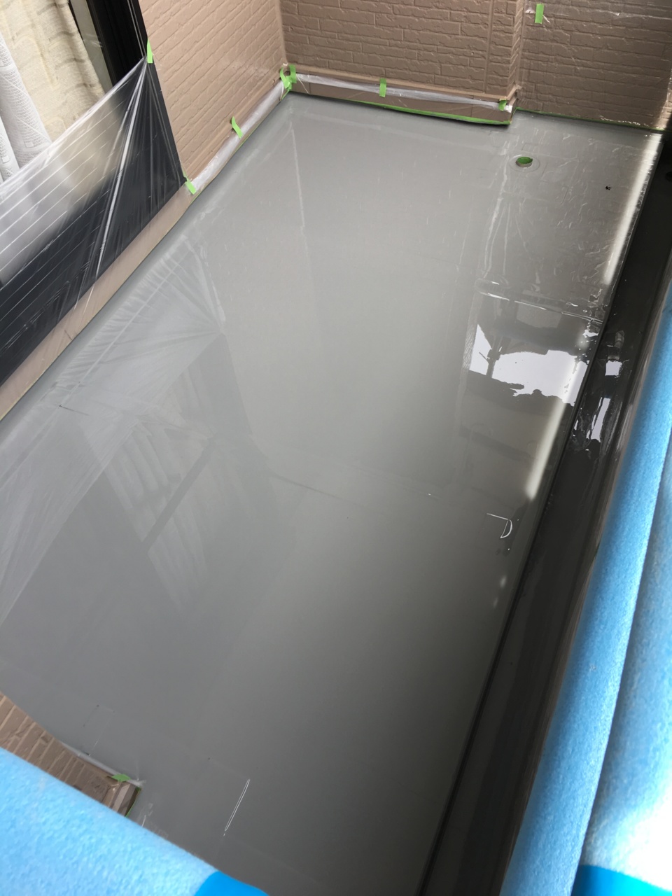 ベランダの防水工事に取り掛かっています。
