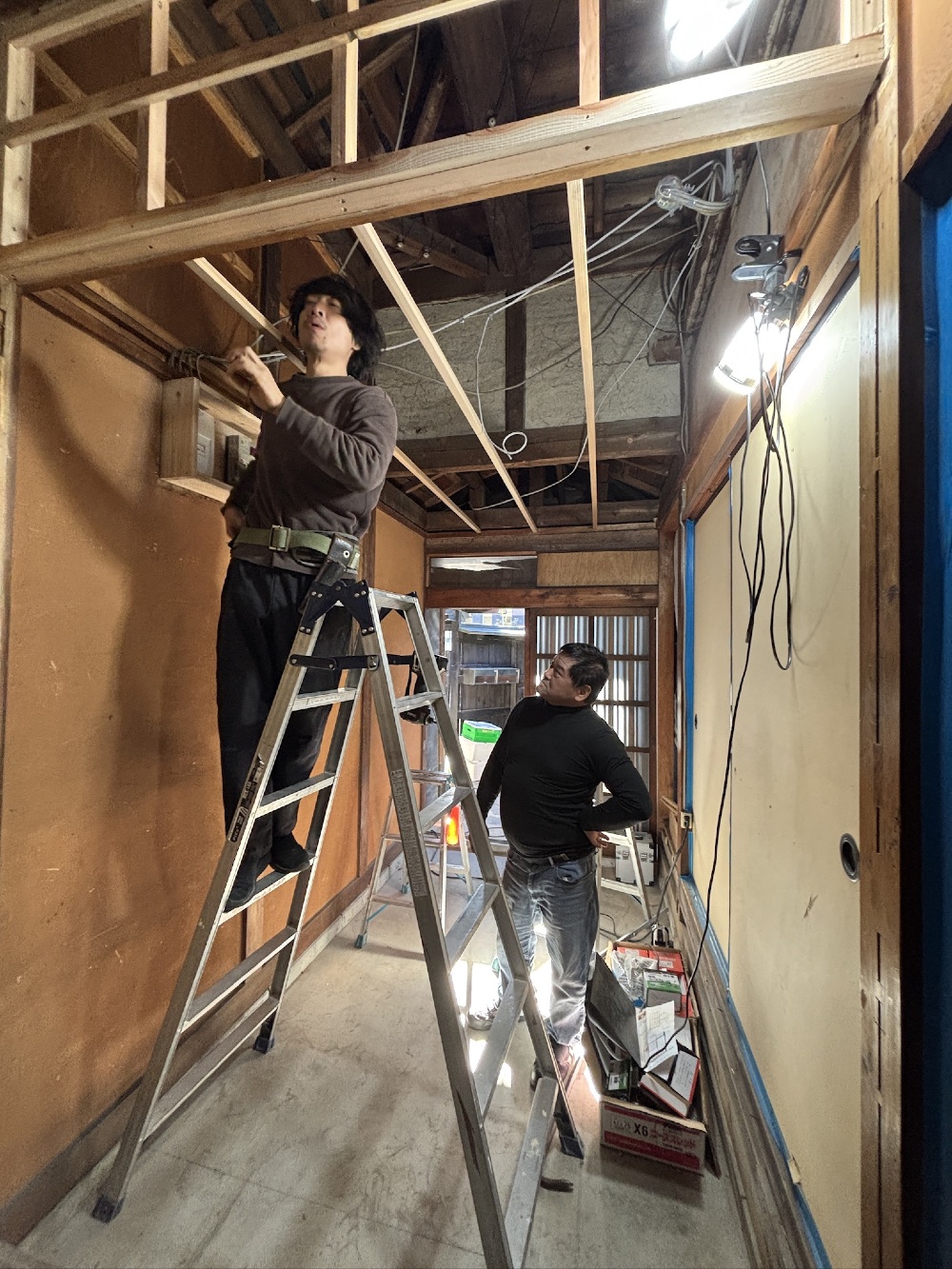 竿縁天井の竿縁を交換しています