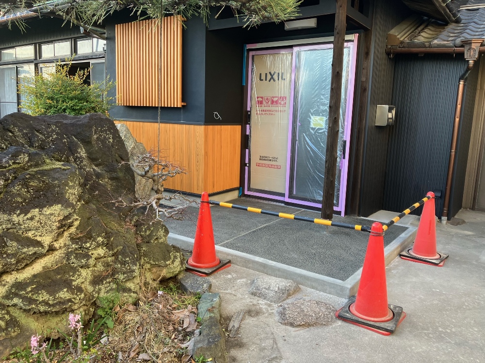 玄関横のサッシに木格子を取り付けました（山本）