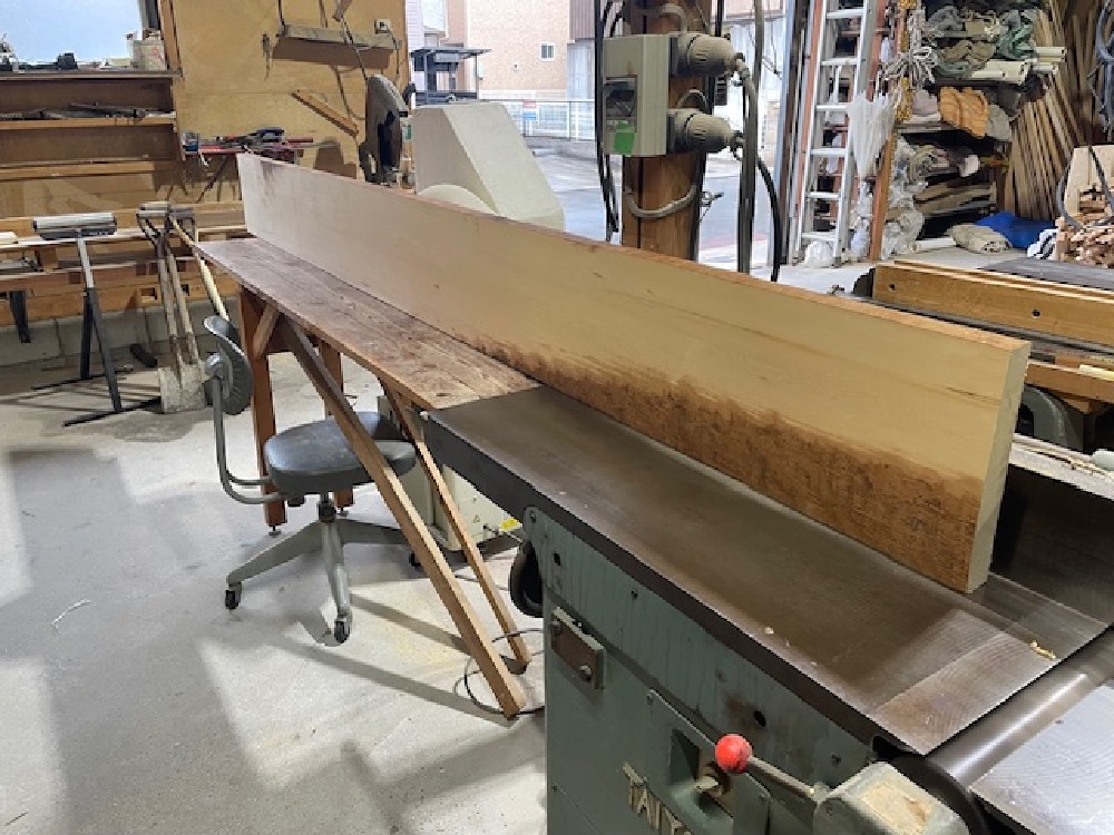 耐水性に優れているヒバ材で、破風板を造っています