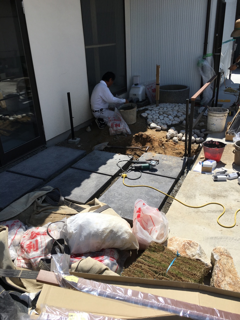 炎天下の中、造園工事真っ最中です！