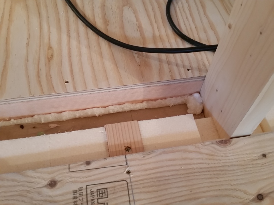 中川です、土台と根太の隙間をウレタンで塞ぎました。
