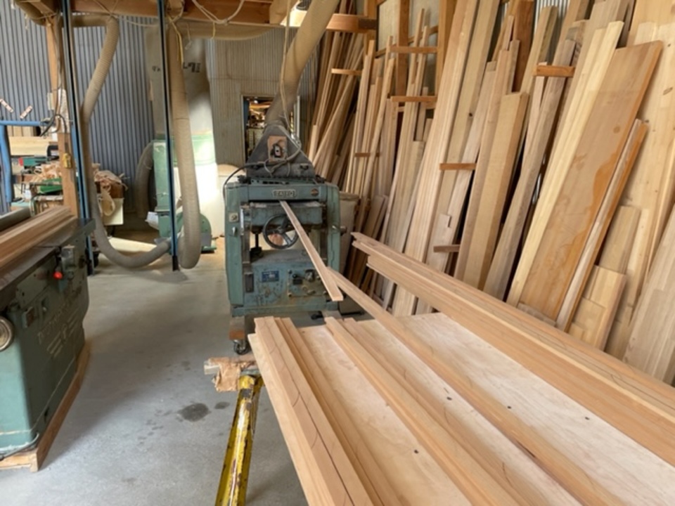 工場で巾木を造っています。 栂の無垢板材から作成します（寺西）