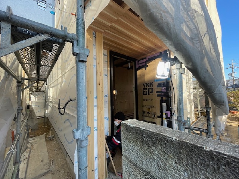 玄関の軒裏に杉羽目板施工中