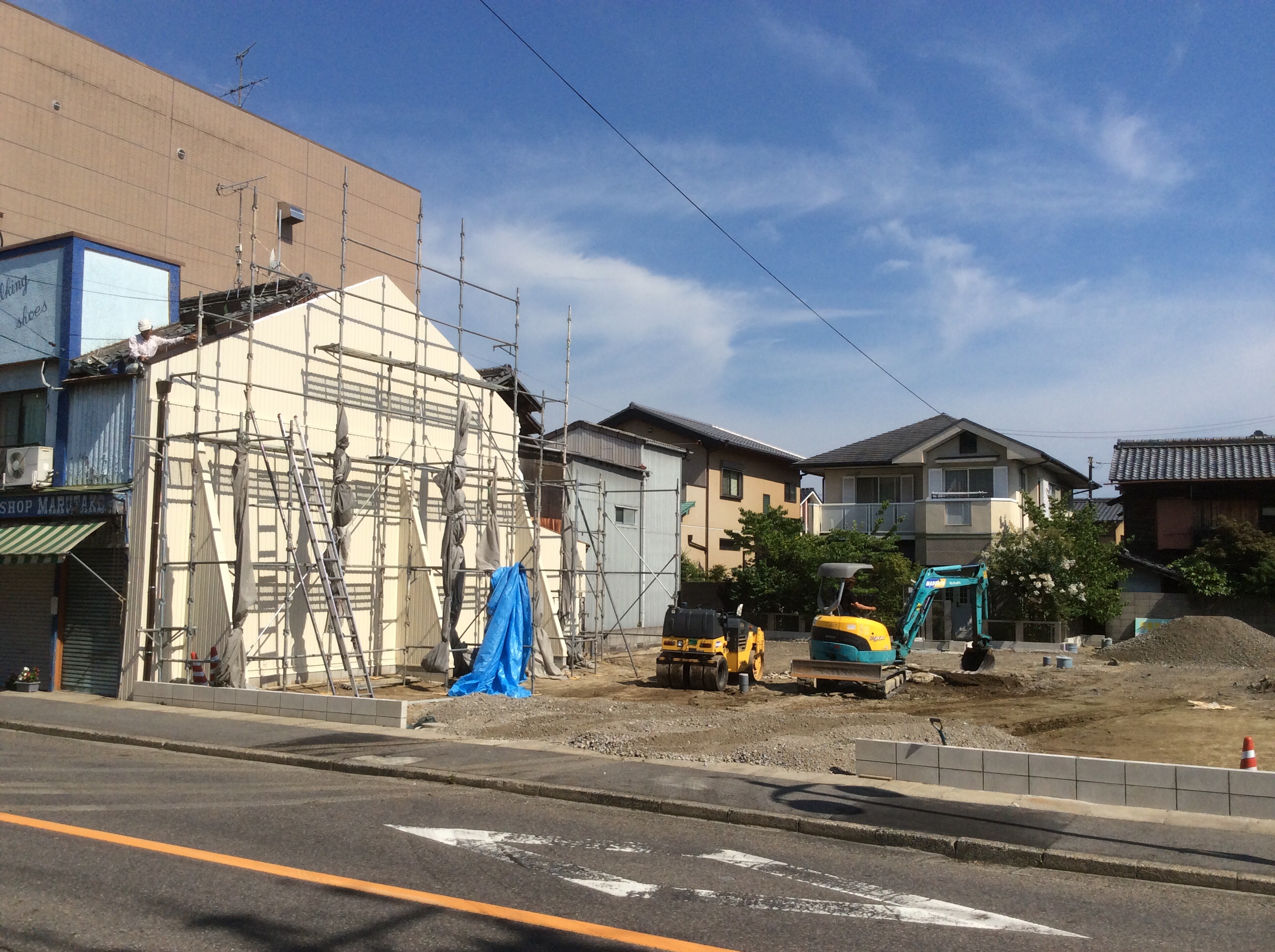 屋根に松野さん、仕上げです！