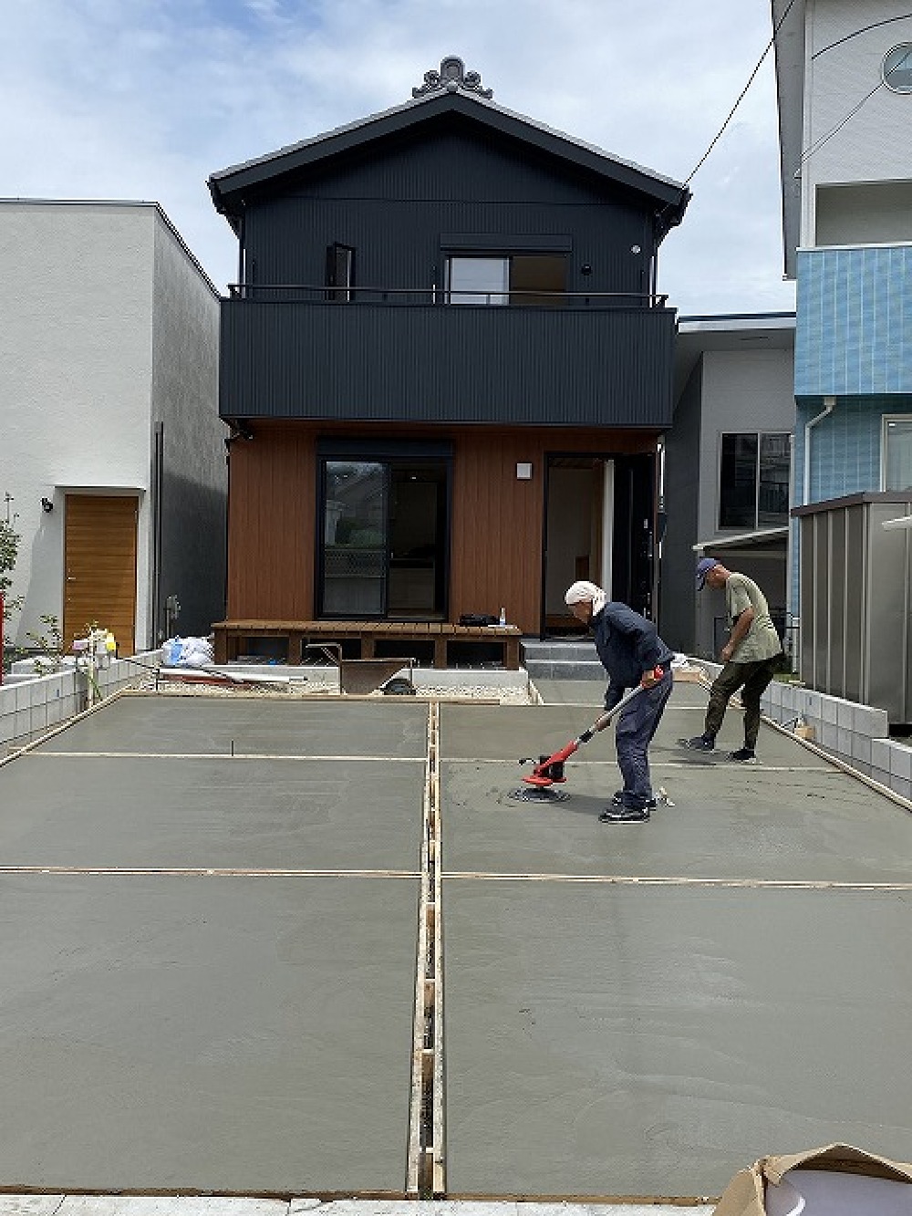 炎天下の中、駐車場土間コンクリート打ちです 増やん、ありがとう！