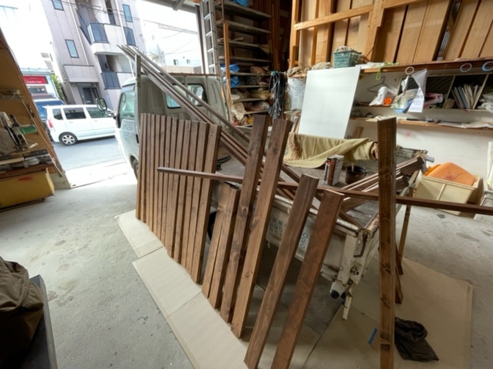 H様邸分の屋根垂木を塗装しています（寺西）