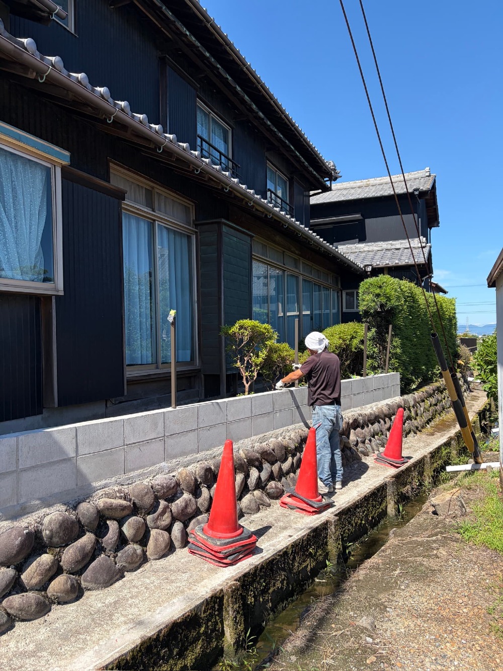 今日はフェンスを施工しています