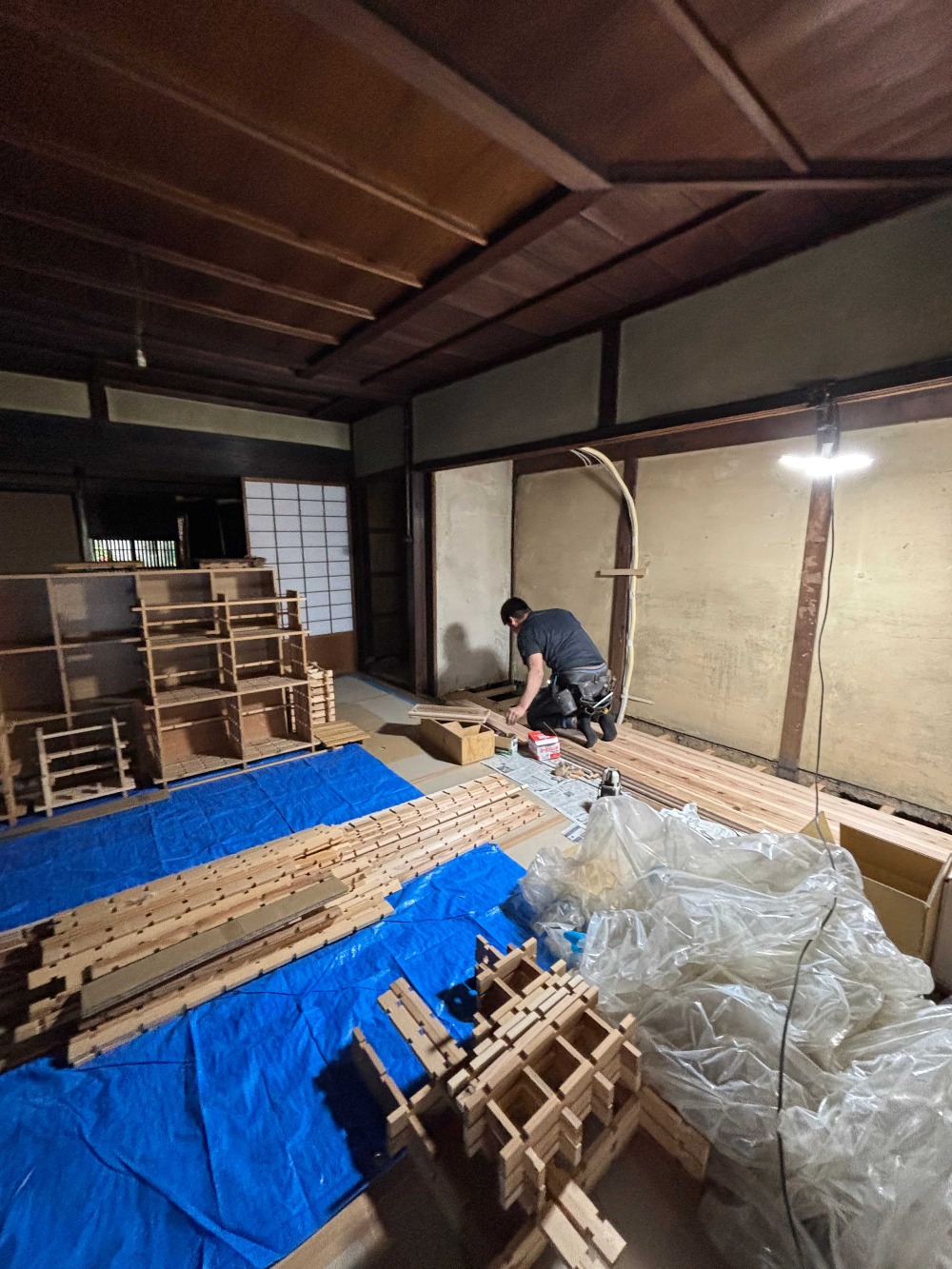 杉の厚板（30mm）を貼り込んでいく山ちゃん