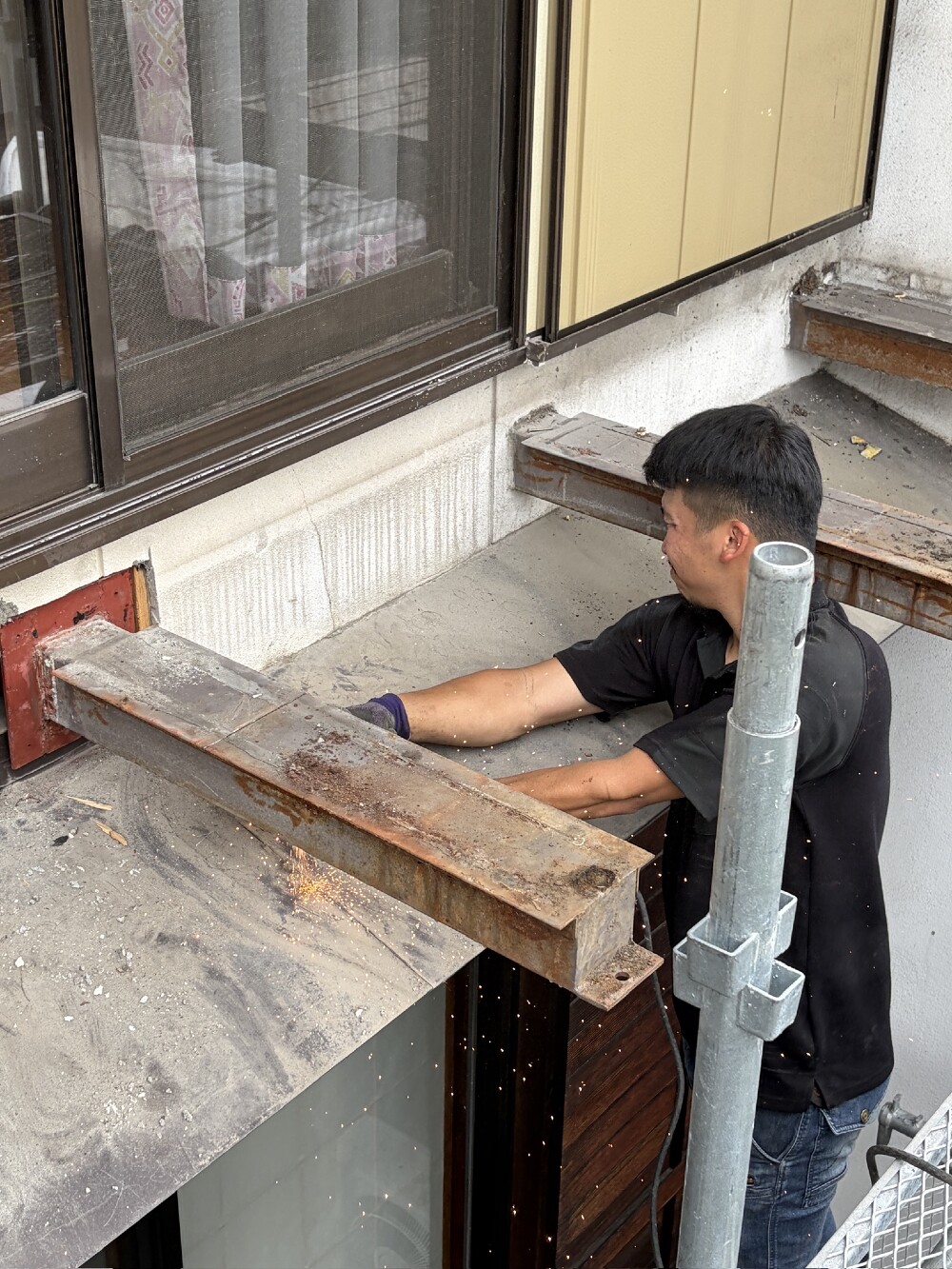 持出梁を切断
