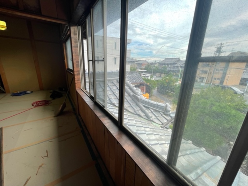 工場で造った栂材で、窓枠材を交換しました（寺西）