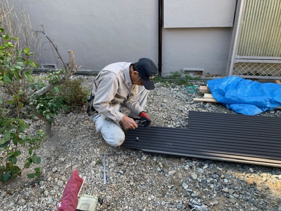 外部板金貼り進めています。