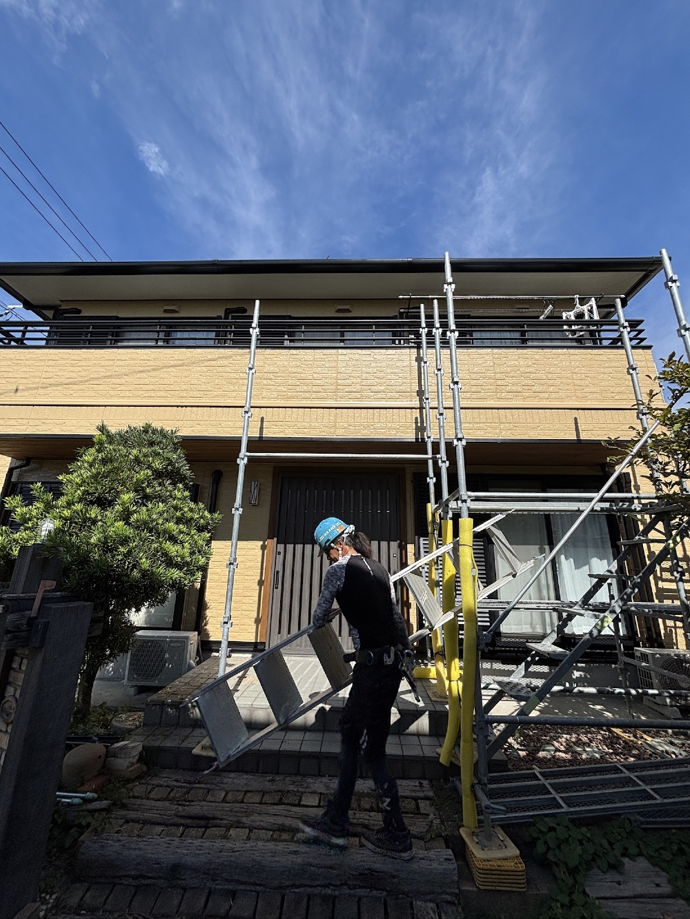 外装工事も終わり、足場の撤去をしています