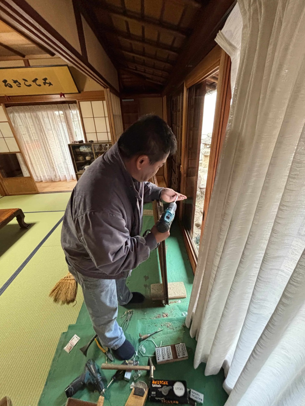 経年劣化により動きが重くなっていた木製雨戸のレールと戸車を交換し、建具全体の調整をしました