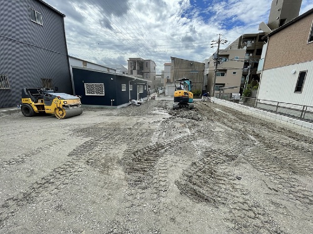 今日は駐車場のアスファルト舗装日です。 敷設は1日で無事完了しました。  後はライン引きです（白井）