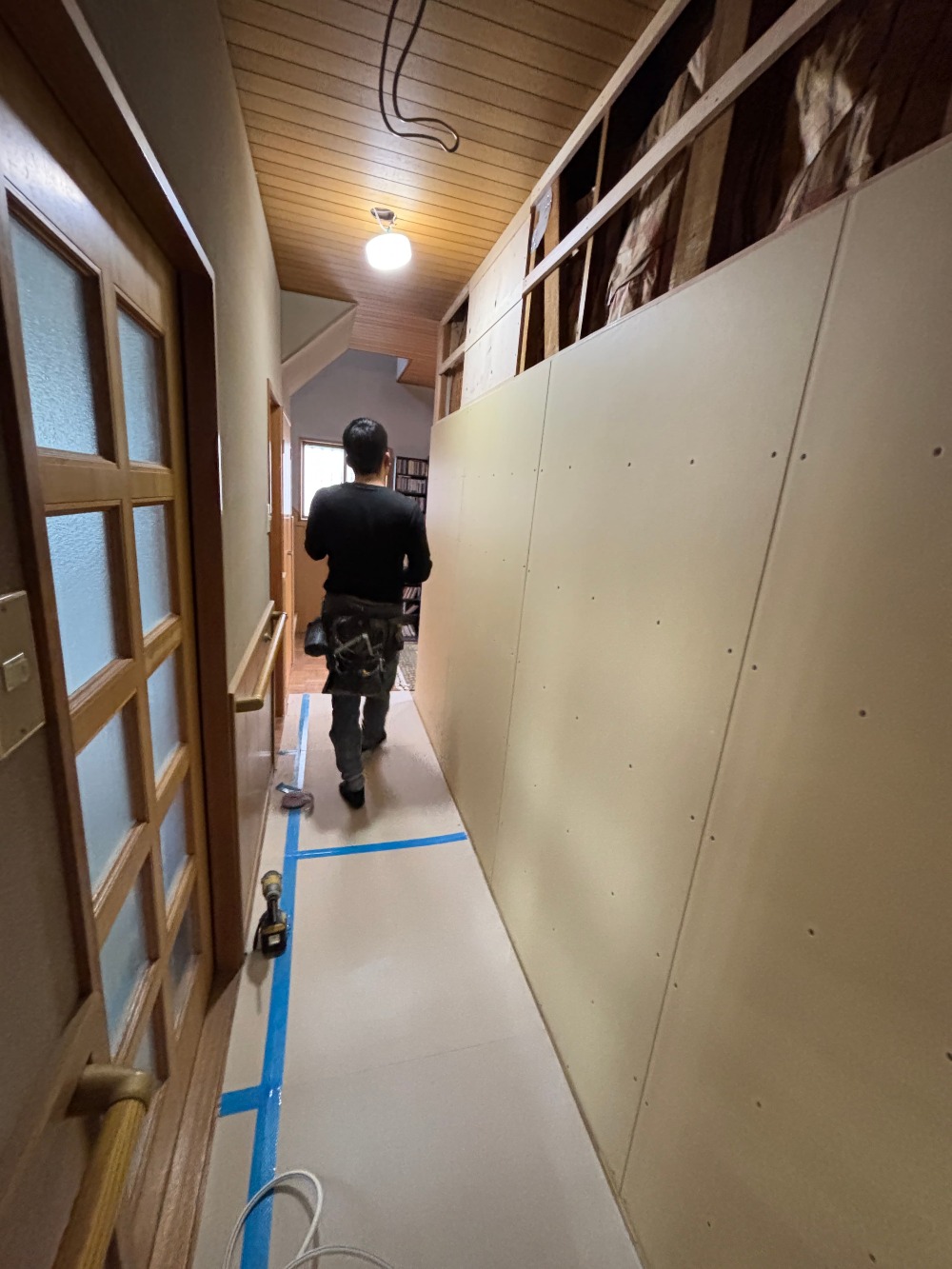 リビング部分の壁プラスターボード施工が完了。 続いて、耐震補強を行った廊下部分の壁を山ちゃんが仕上げていきます。  構造を固めた箇所から、順に下地を整えていきます（白井）