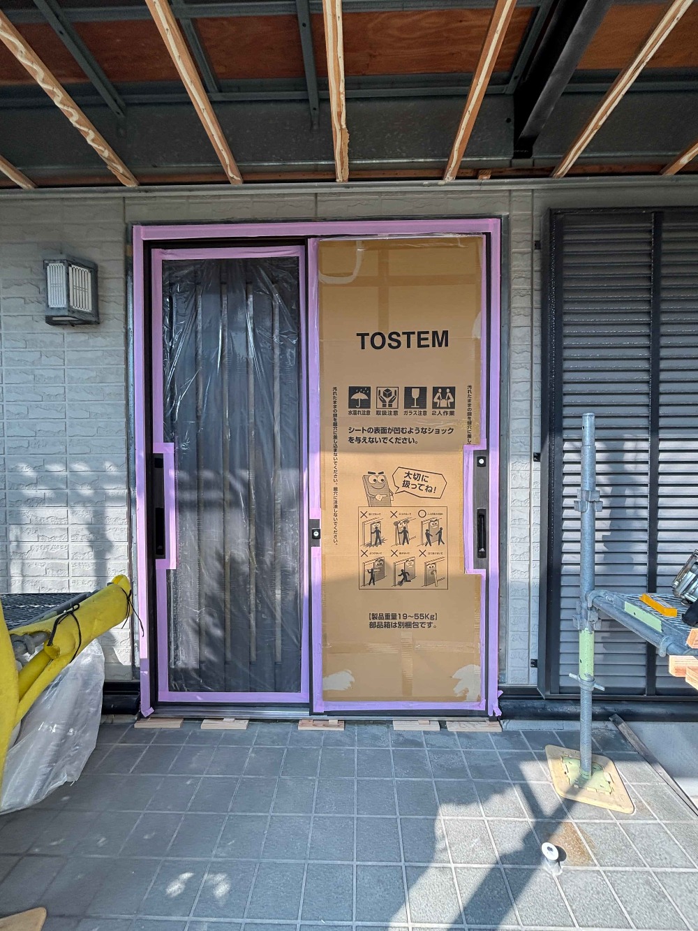 玄関サッシを開き戸から引戸に変更しました