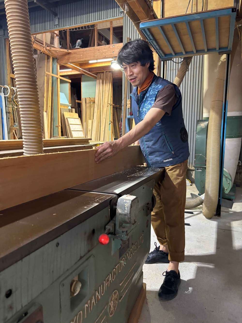 窓枠、框等を工場で製作中。