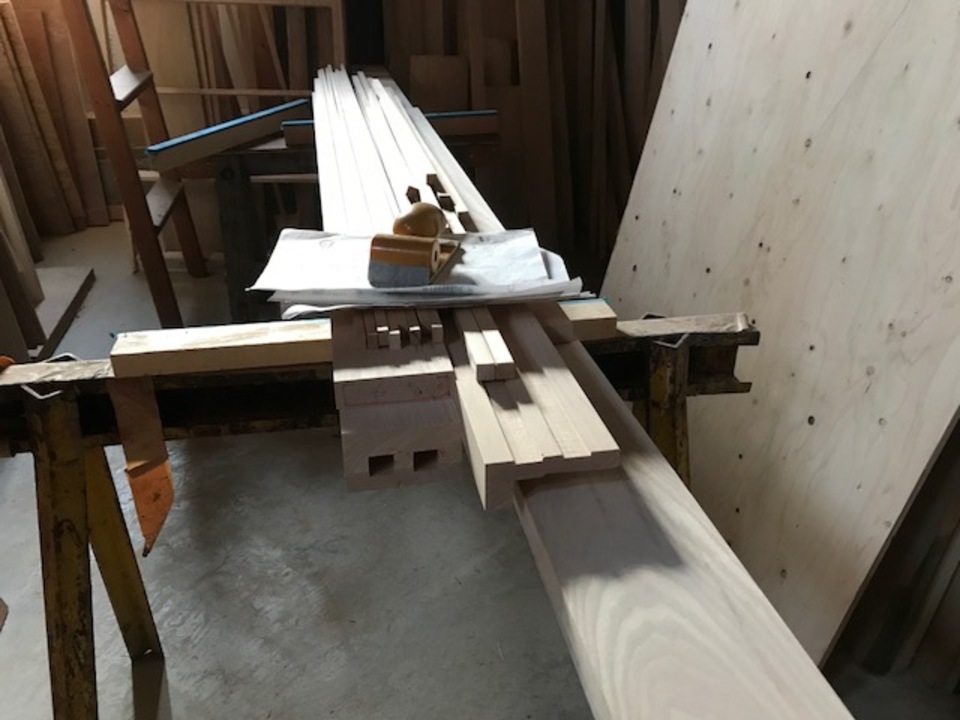 白井です、今日は工場で敷居などなど製作中です。