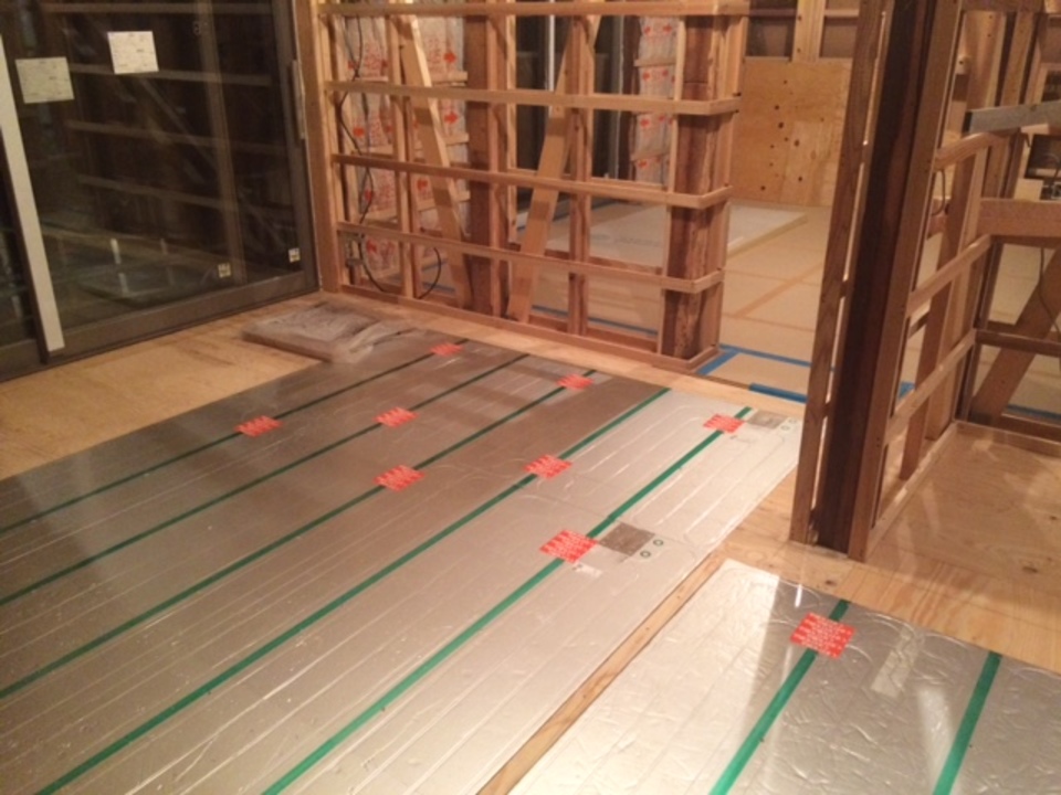 寺西です、引き続きフロア施工中です。