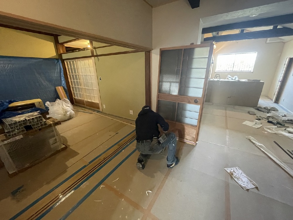 川脇さんが建具塗装中です（白井）