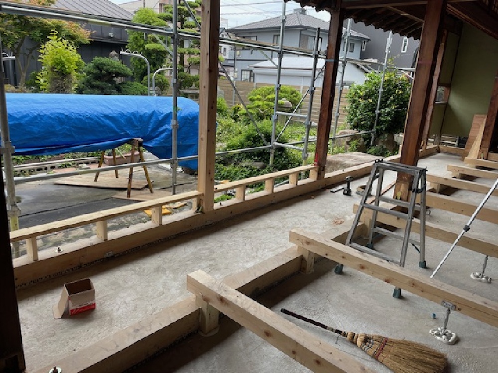 サッシ下地施工中