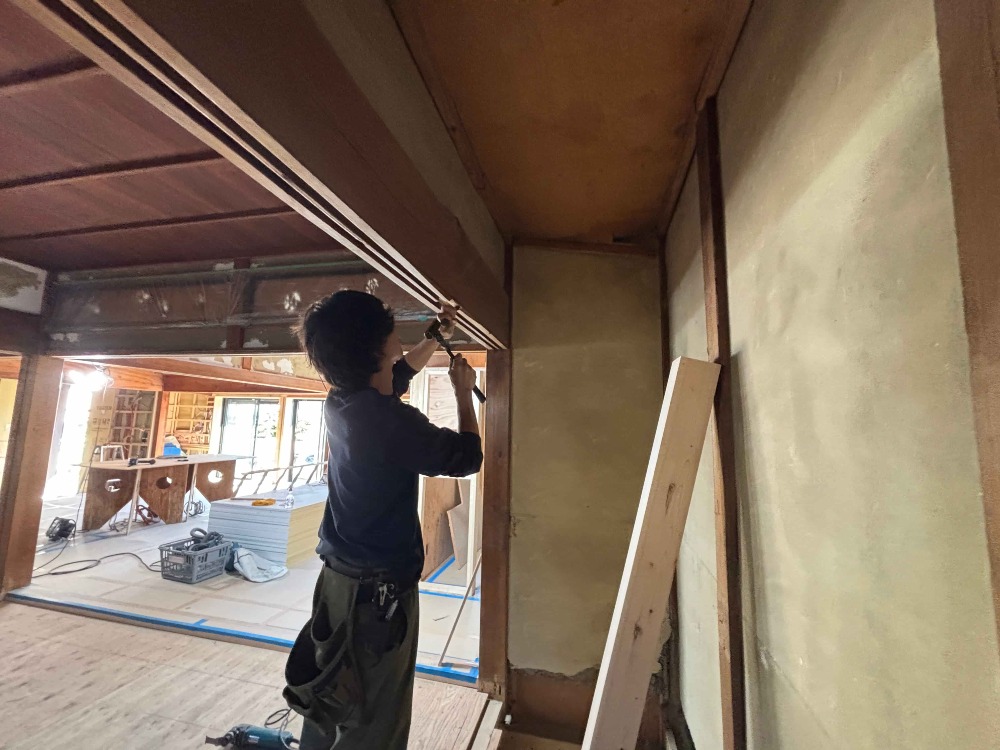 仏間を製作中。 化粧柱を入れ込む為 差し鴨居に細工しています