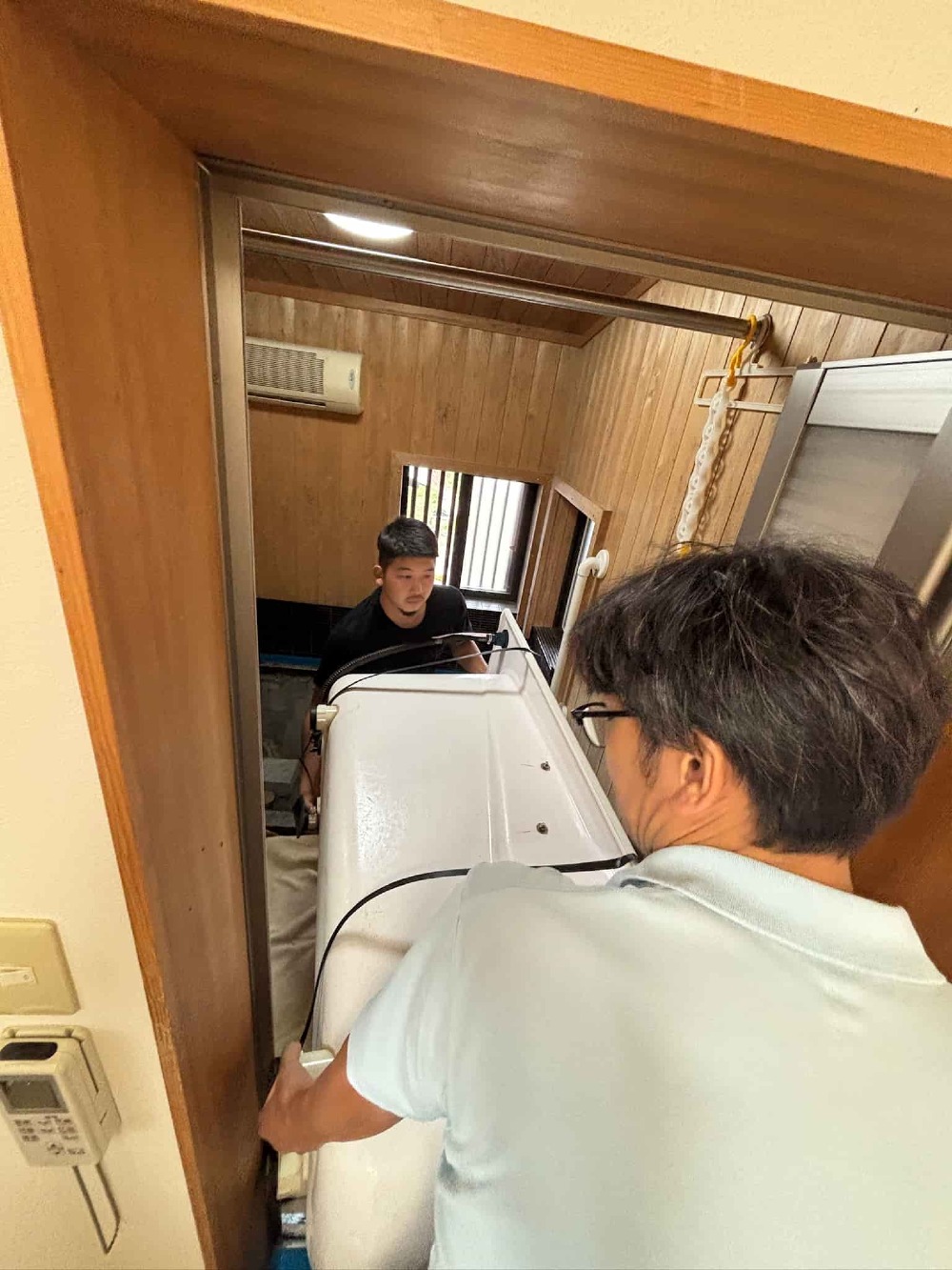 人工大理石の浴槽搬入