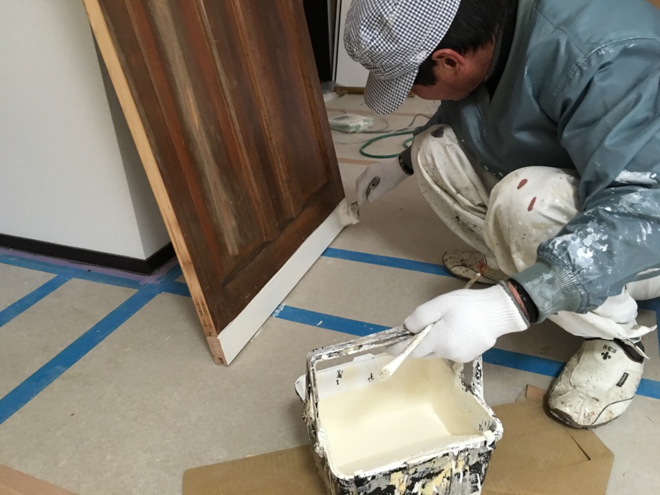 改修した建具に下塗りを入れる川脇さん！