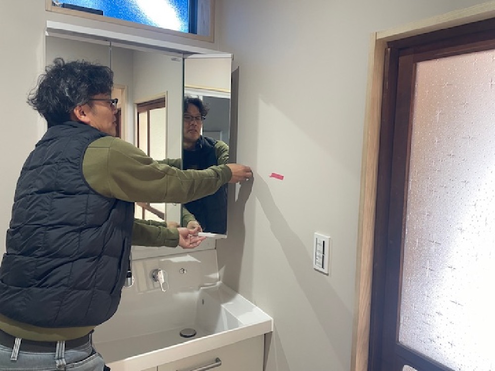 タオル掛け取付中