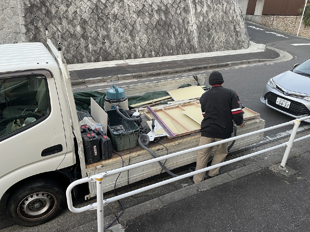 （天白区K様邸）ユニットバスが完了したので 洗面脱衣を仕上げていく颯太君。 内部に作業スペースが無い為、 トラックの荷台を作業台にしています（白井）
