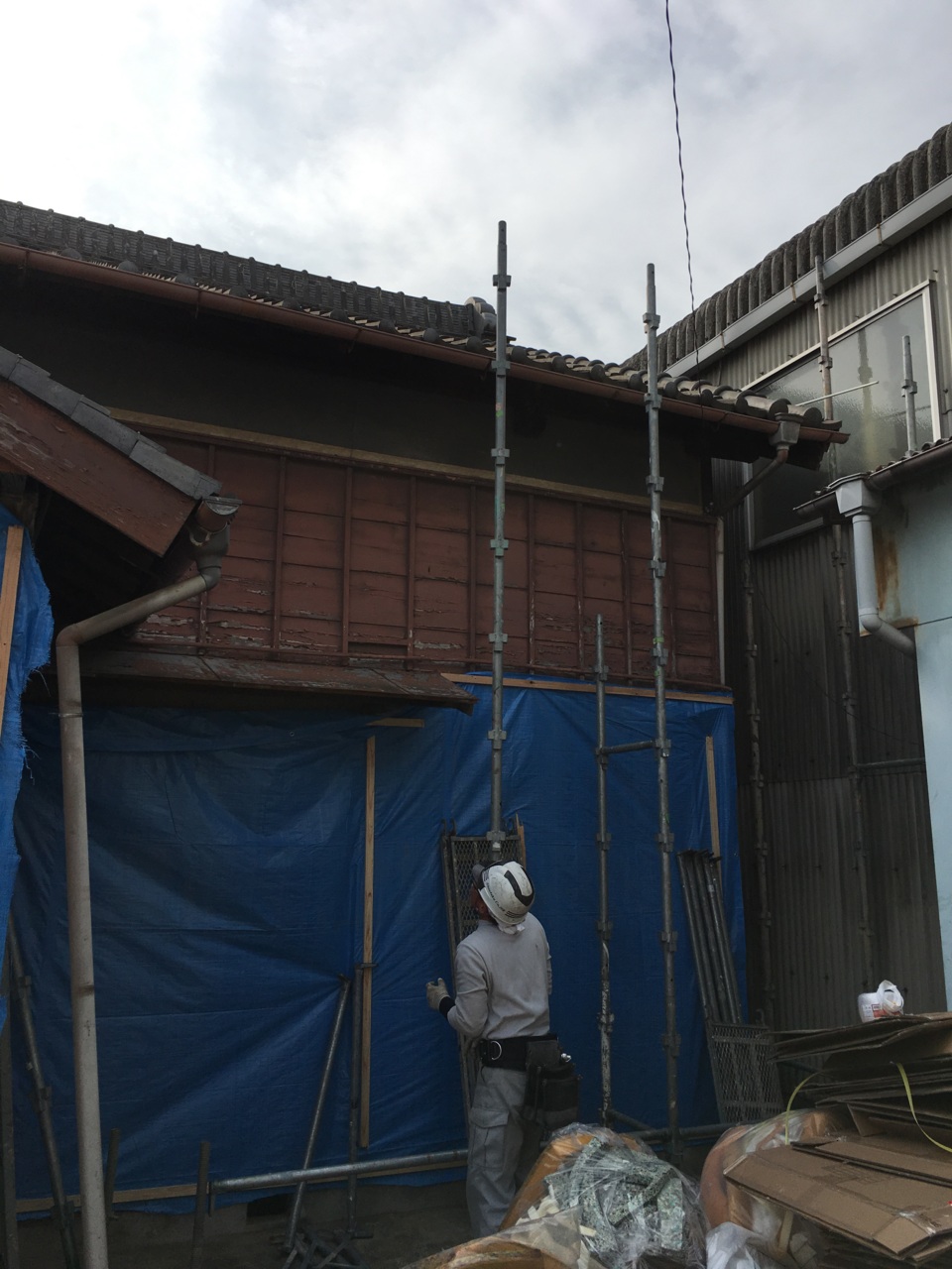 外は足場工事が始まってます！