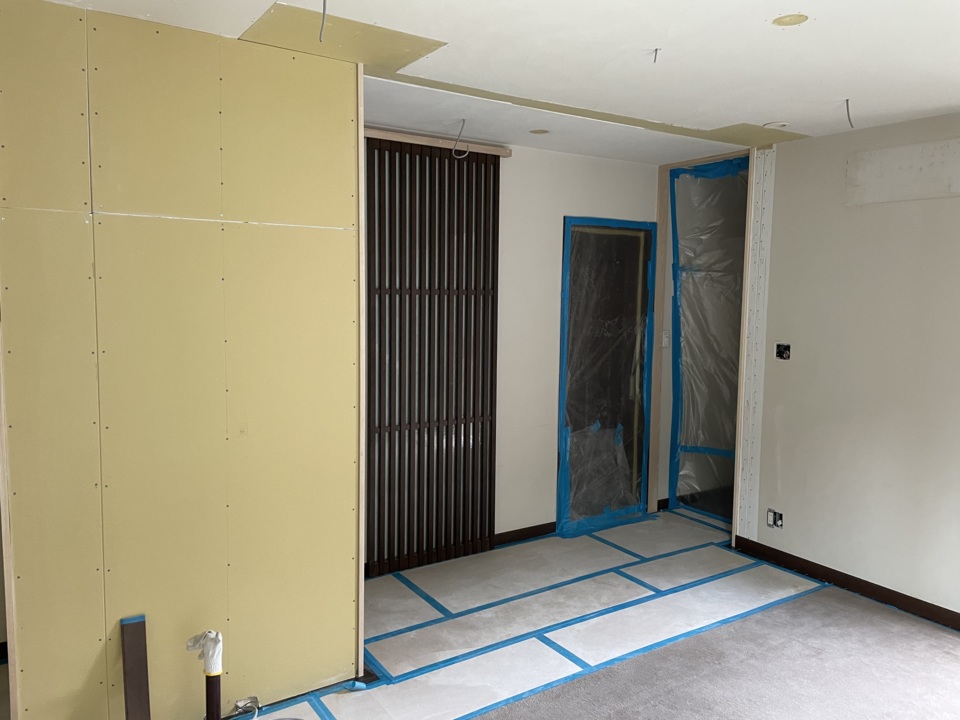 大工工事終了です。既設の格子建具も、飾りとして生かせそうです（寺西）
