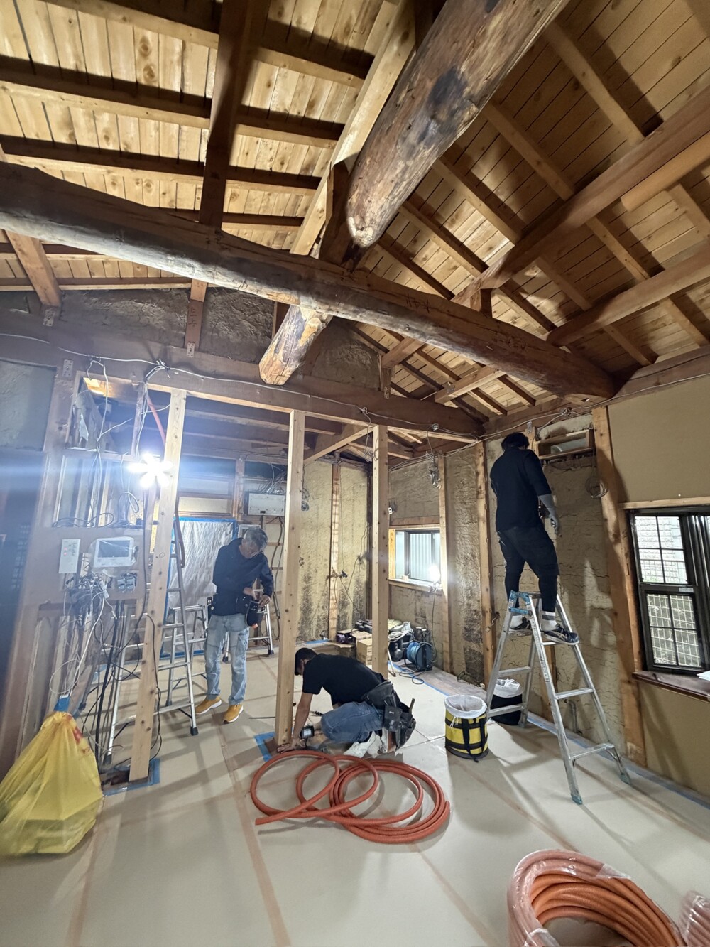 電気屋さんが 現状配線を処理しています