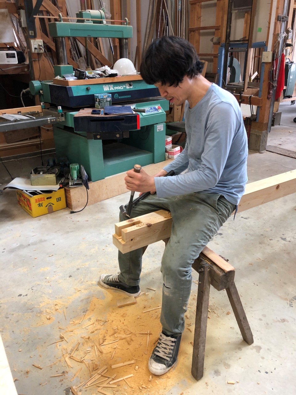 工場で刻み加工をする寺西大工
