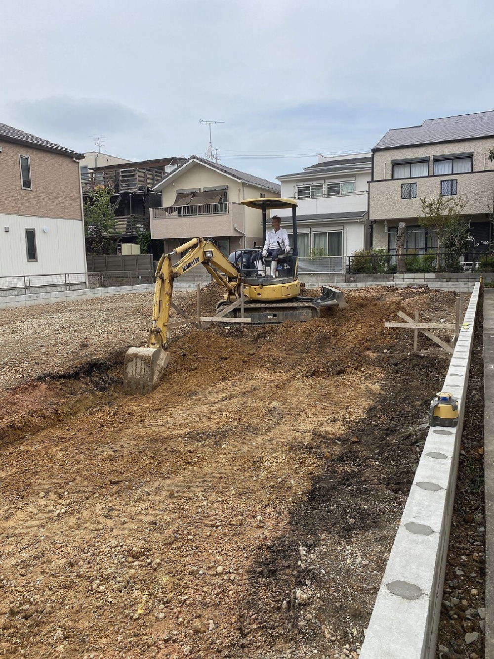 基礎工事の着工です。お疲れモードの増やん