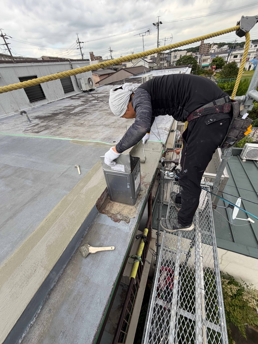防水工事本格的に開始です  浮いている箇所は剥がし、丁寧に下地処理を行っていきます。
