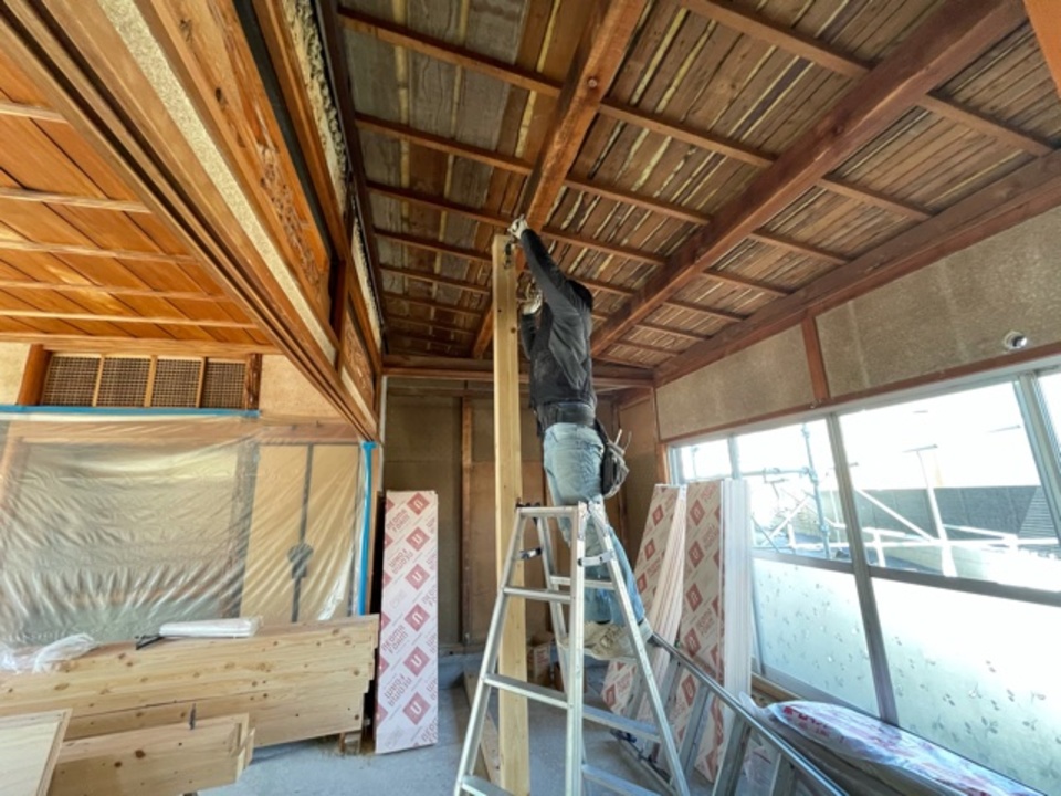 新たに柱を建てる山ちゃん（白井）