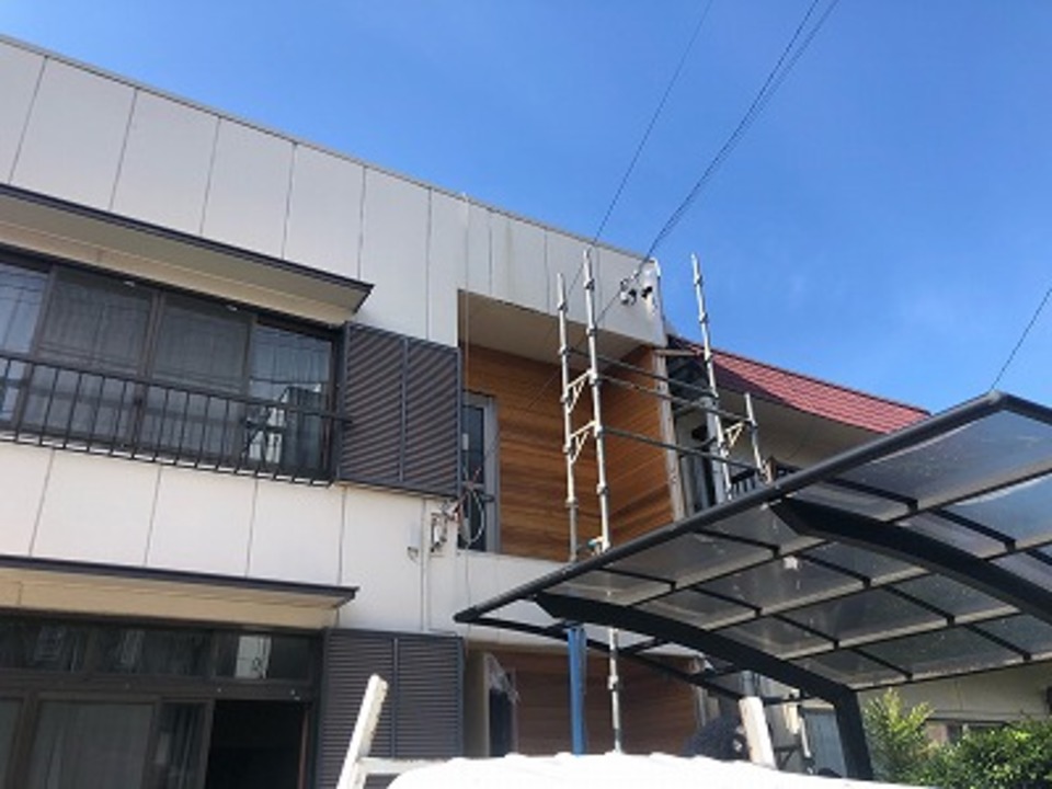 今日はベランダ部分のはめ板を貼りました。 杉板の無地です（山本）