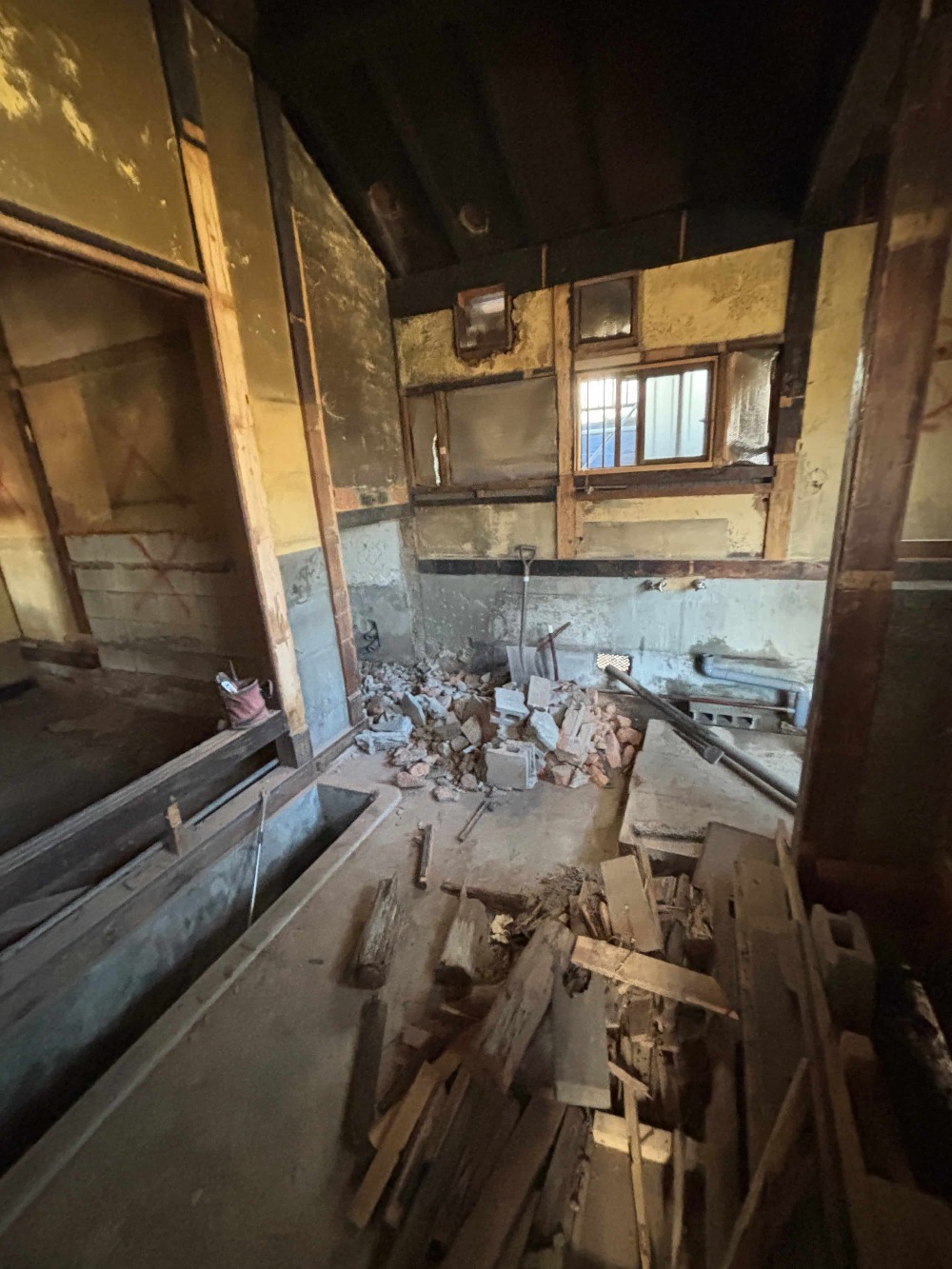 解体工事は工程通り、順調に進行中