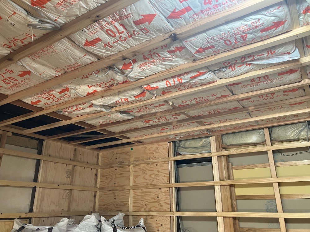  天井にロックウール施工中です