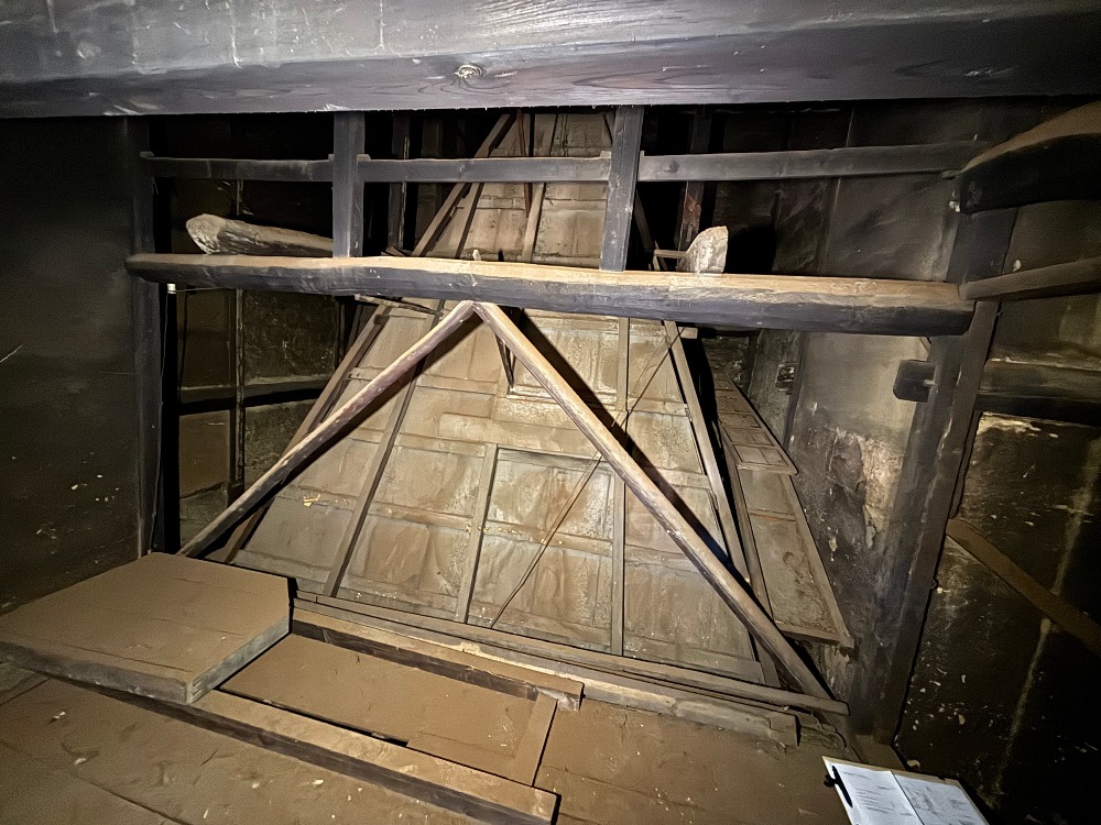 2階部分も柱を建てて補強していきます